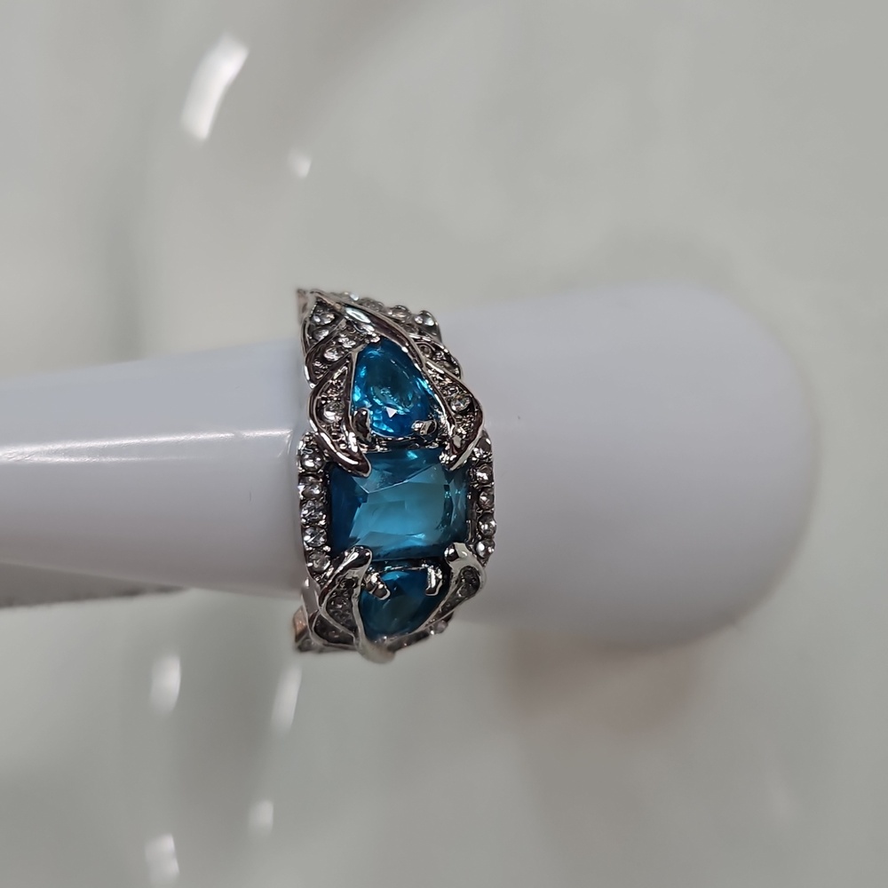 Women's Lake Blue Crystal Rhinestone Fashion Cocktail Ring Silver Plated NWOT - Picture 4 of 6